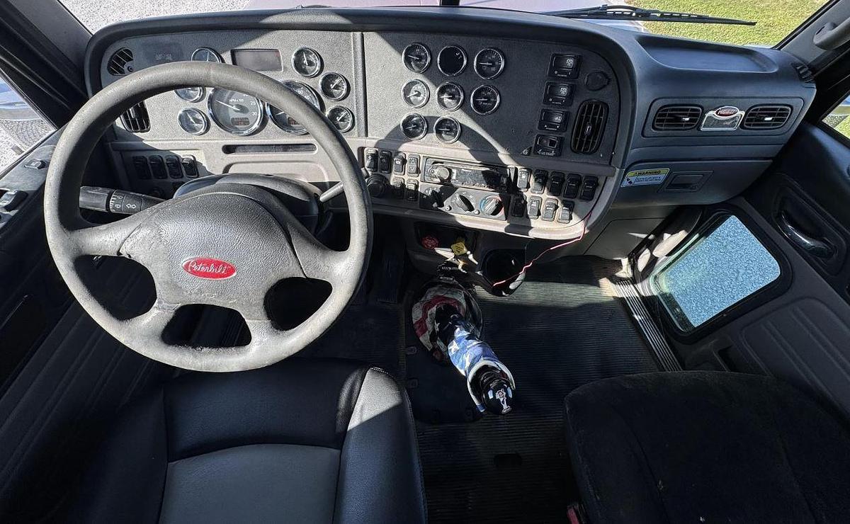 Used 2013 Peterbilt 389 Sleeper Semi Truck
