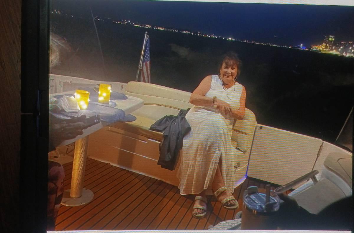 Used 2005 Larson 370 Cabrio