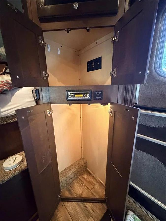 Used 2014 Sooner Legacy 312 3 Horse Gooseneck Trailer with Living Quarters