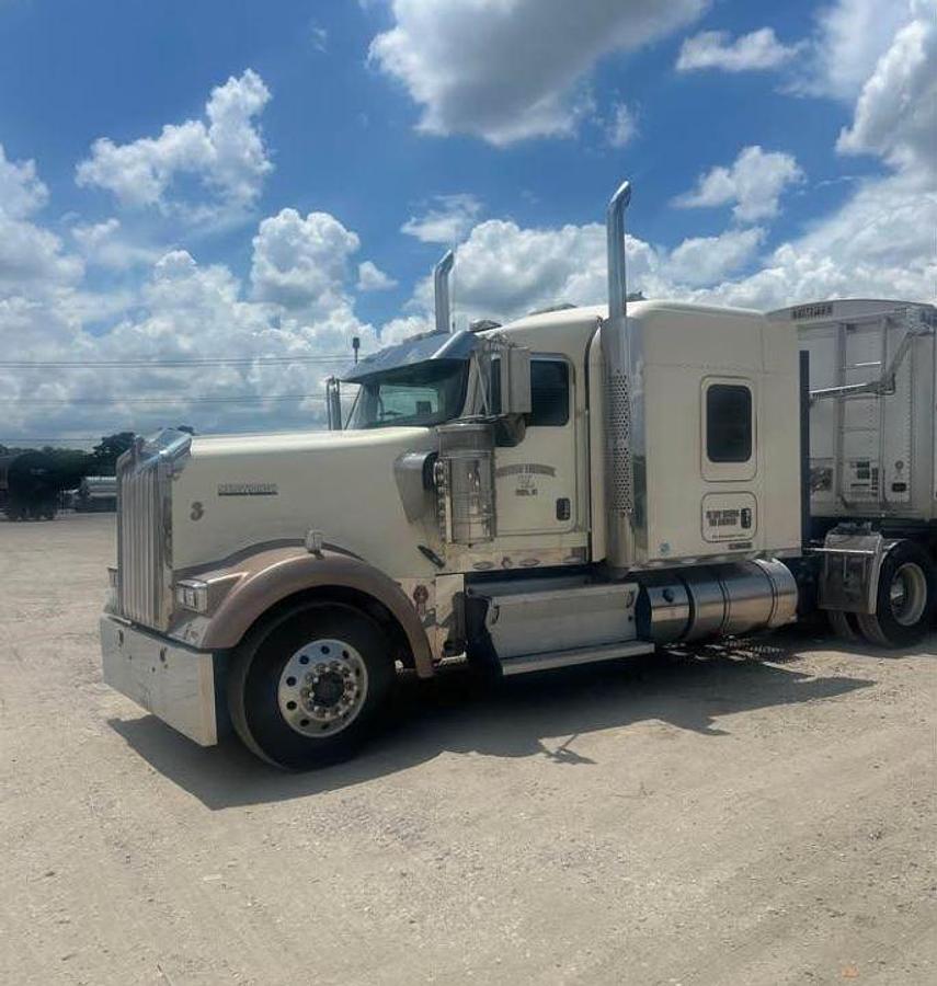 Used 2013 KENWORTH W900 Conventional Sleeper Semi