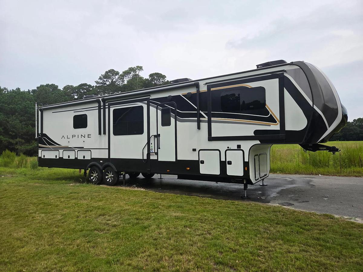 Used 2024 Keystone Alpine 3712KB