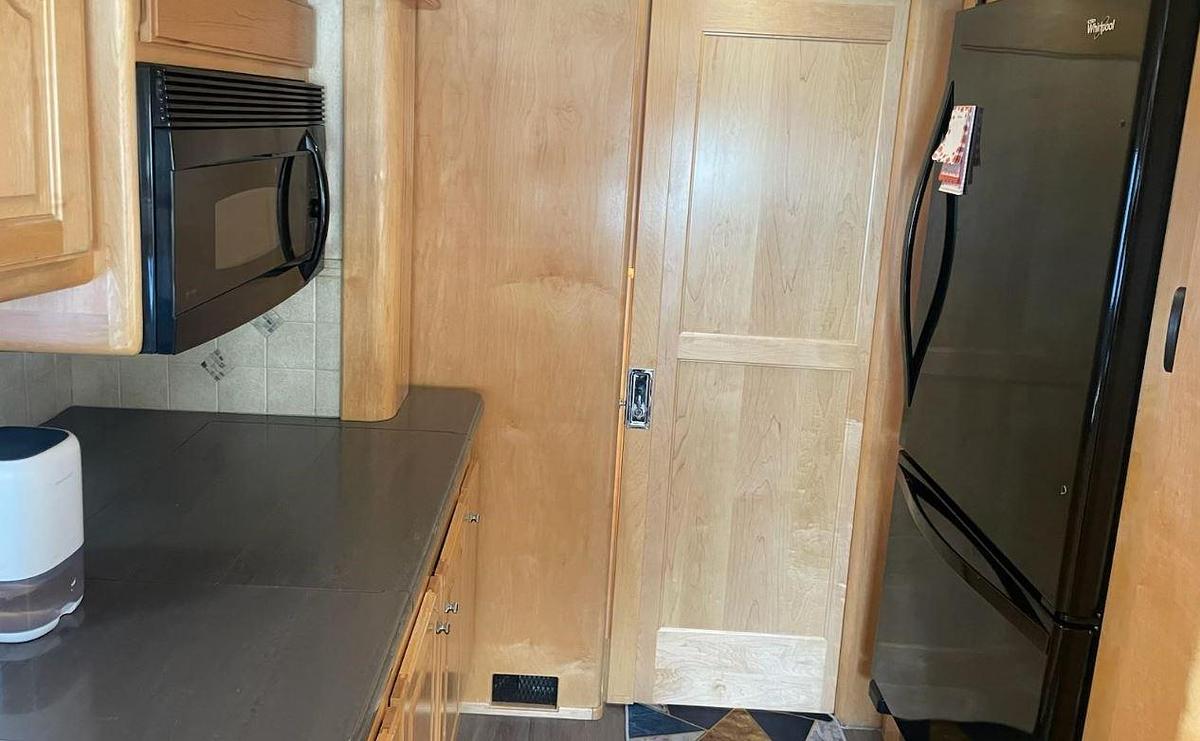 Used 2005 Country Coach Magna 630