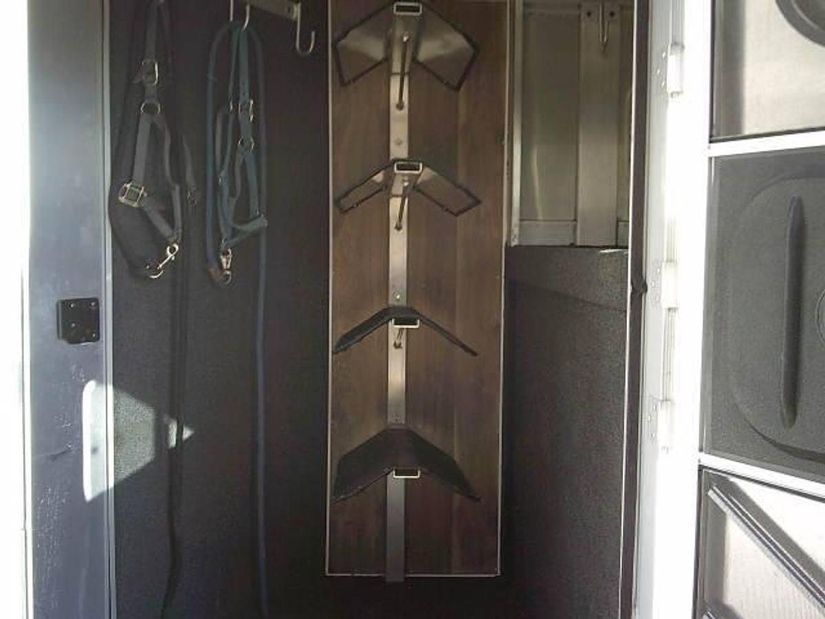 Used 1991 WW 3 Horse Slant Trailer