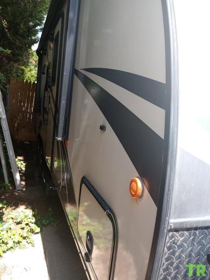 Used 2018 Venture Sonic 24' Travel Trailer – Sleeps 6 – Full Bathroom – Full-Length Awning – Excellent Condition