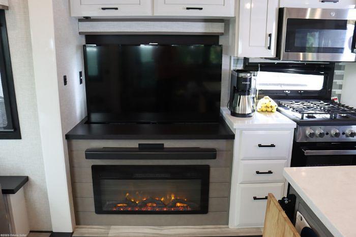 Used 2024 Jayco Pinnacle 37MDQS