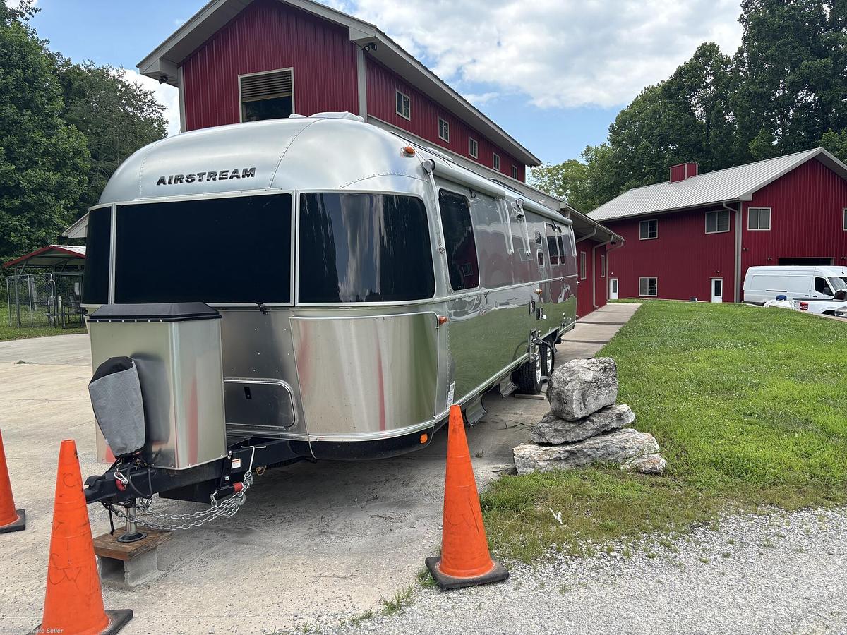 Used 2023 Airstream Classic 33