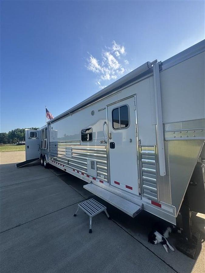 Used 2020 4 Star 3 Horse w/ Living Quarters
