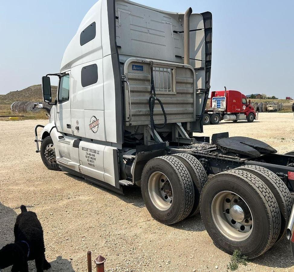 Used 2023 VOLVO VNL64T760 Sleeper Semi Truck