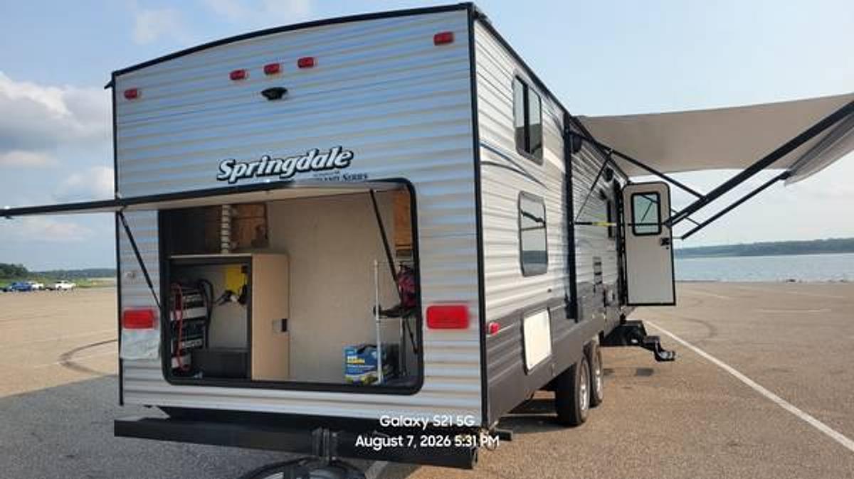 Used 2017 Keystone Springdale Summerland Series 33' Travel Trailer