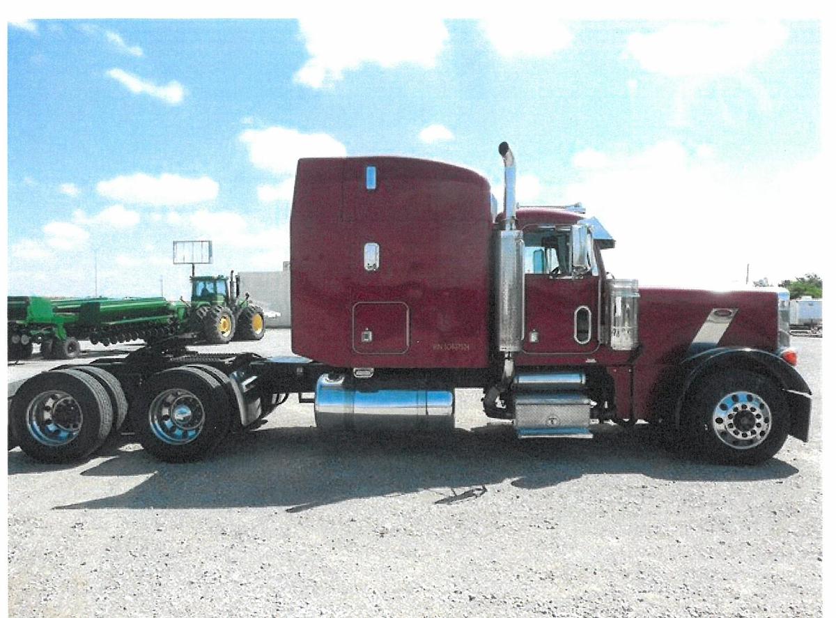 Used 2005 Peterbilt 379 EXHD Conventional Sleeper Semi