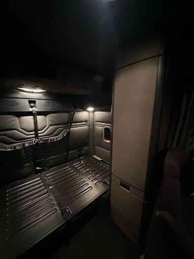 Used 2018 Freightliner Cascadia 125