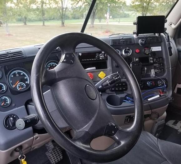 Used 2018 Freightliner Cascadia 113 Sleeper Semi Tractor