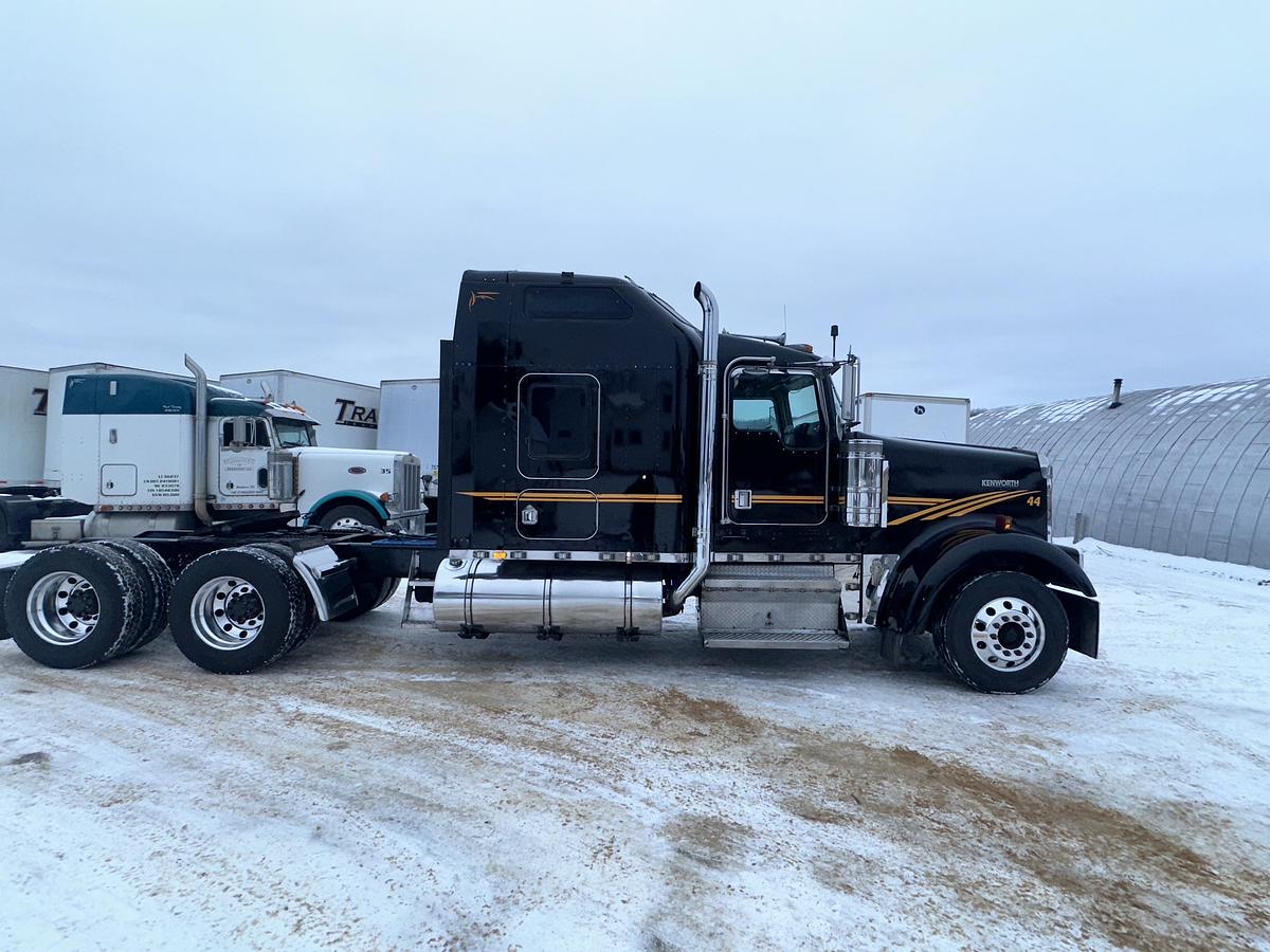 Used 2000 KENWORTH W900 Sleeper Semi Truck