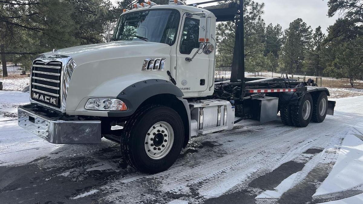 Used 2015 Mack GU813