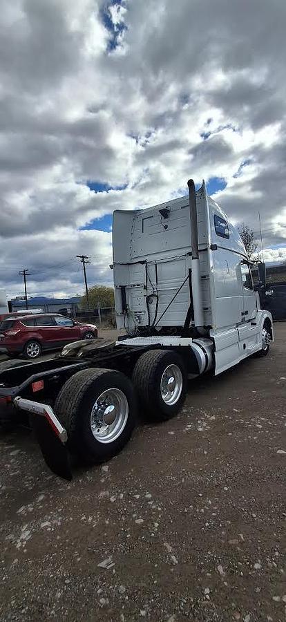 Used 2017 Volvo VNL64T670 Sleeper Semi Truck