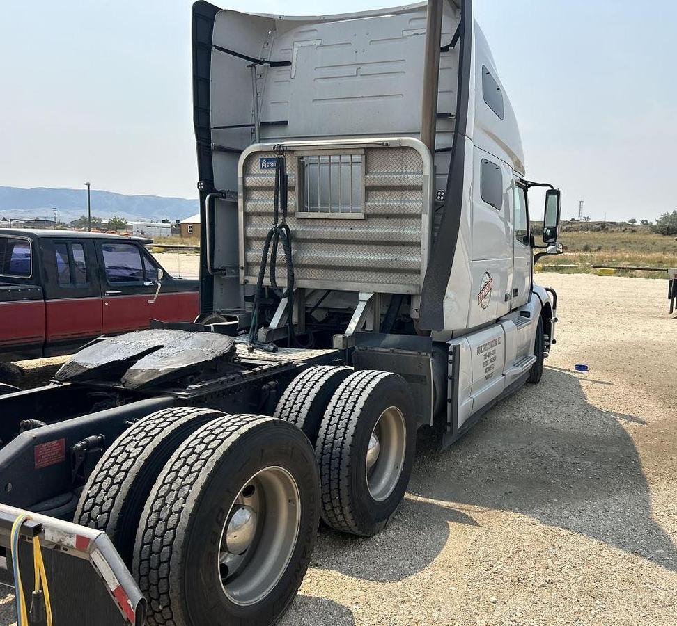 Used 2023 VOLVO VNL64T760 Sleeper Semi Truck