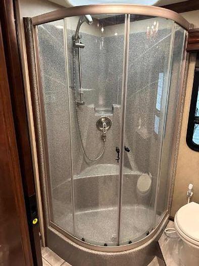 Used 2017 Fleetwood Discovery LXE 40G