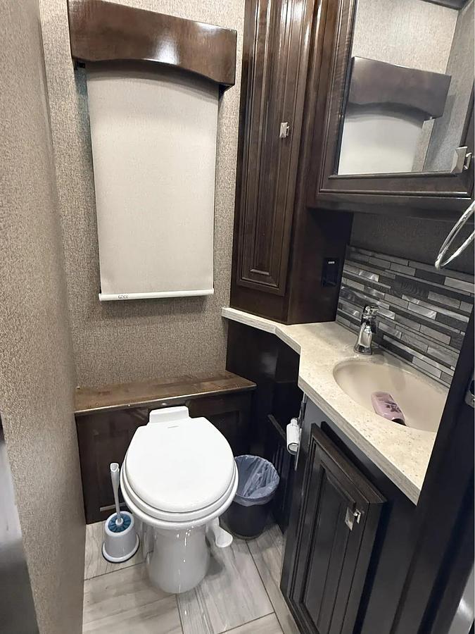 Used 2022 Fleetwood Discovery LXE 44H