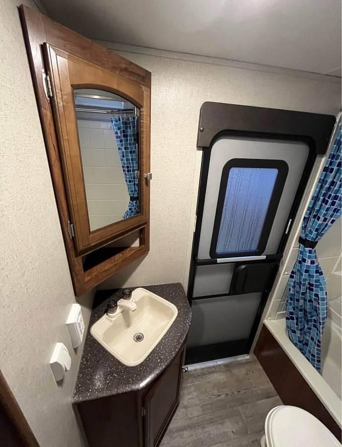 Used 2018 Coachmen Freedom Express 282BHDS Travel Trailer