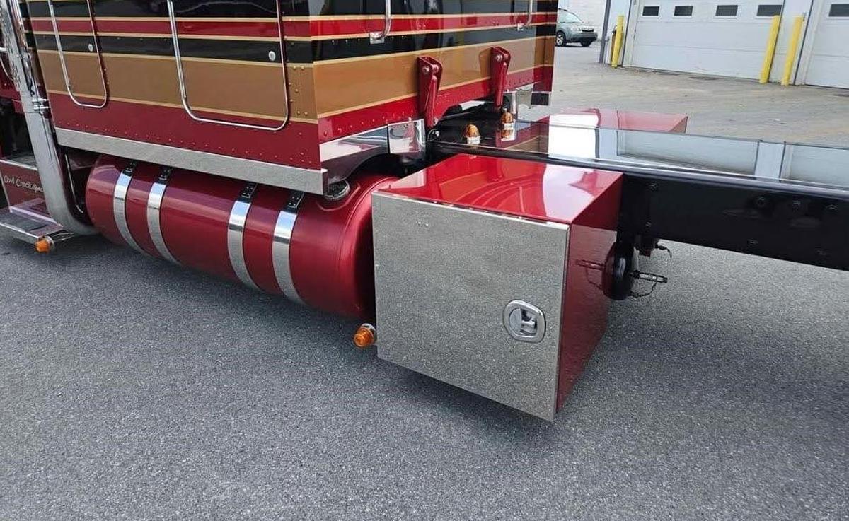 Used 2013 Peterbilt 389 Sleeper Semi Truck