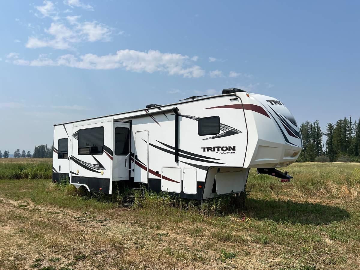 Used 2017 Dutchman Voltage Triton 3551 Fifth Wheel Toy Hauler