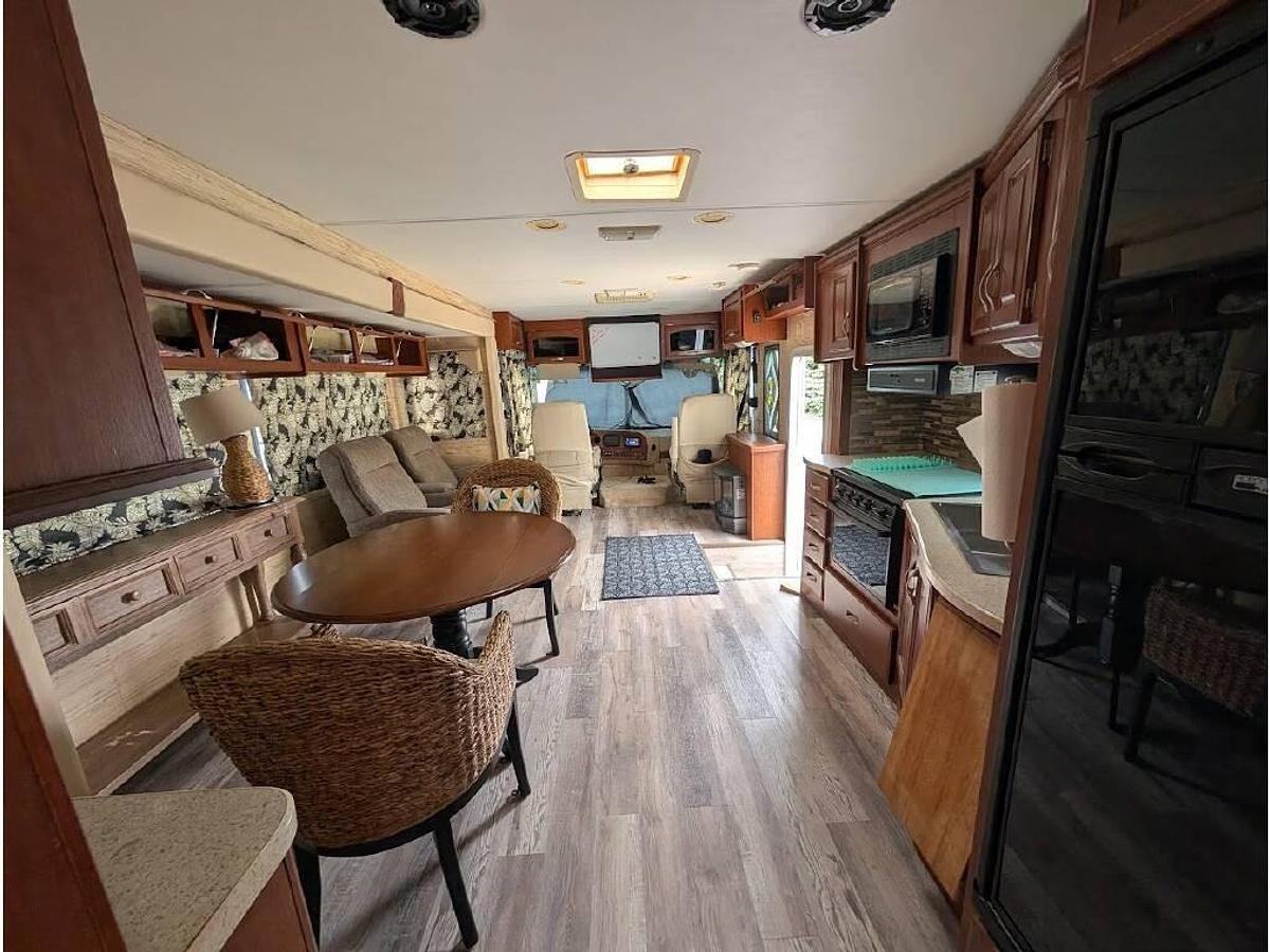 Used 2006 Fourwinds Hurricane 33H
