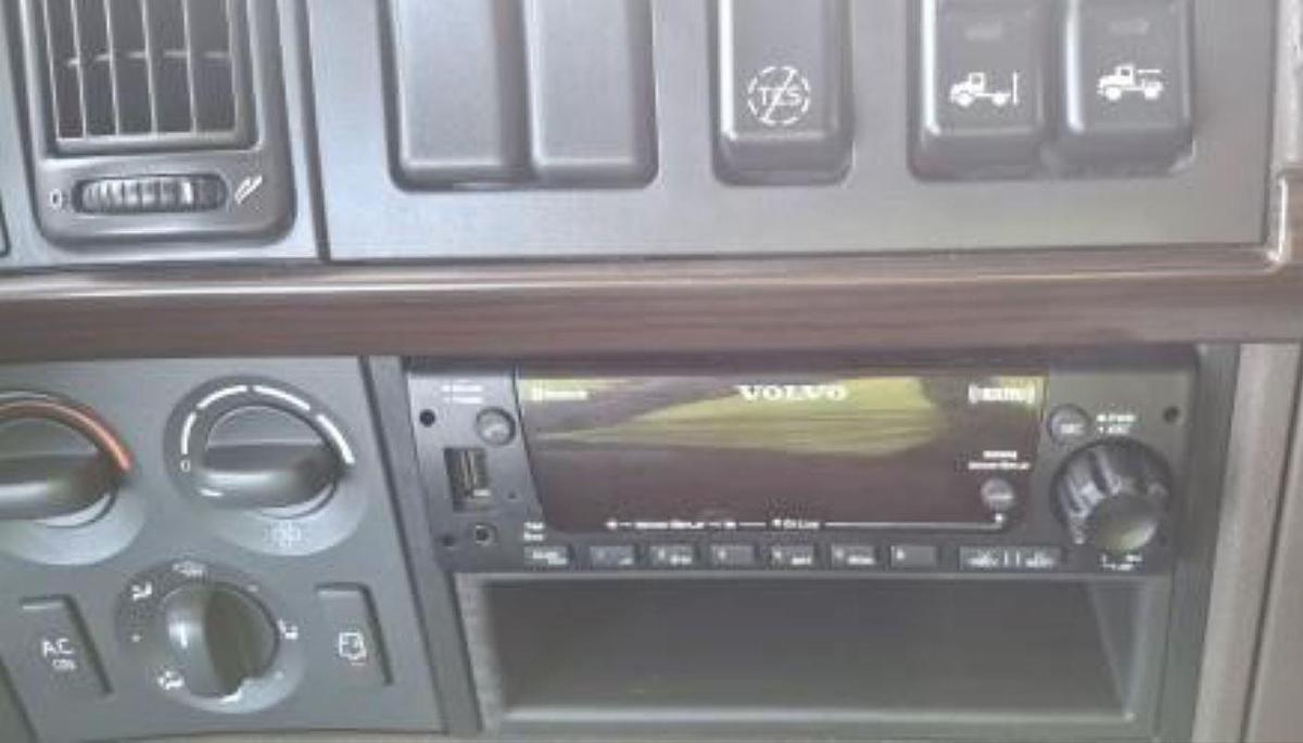 Used 2017 Volvo VNL64T670 Sleeper Semi Truck