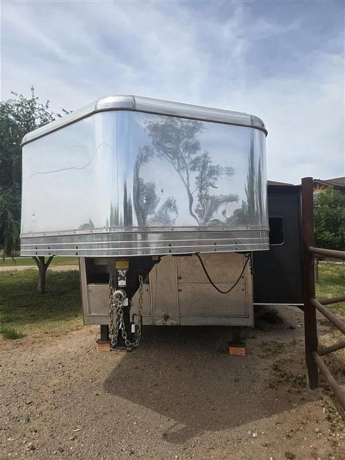 Used 2016 Bison Premier Coach 3 Horse