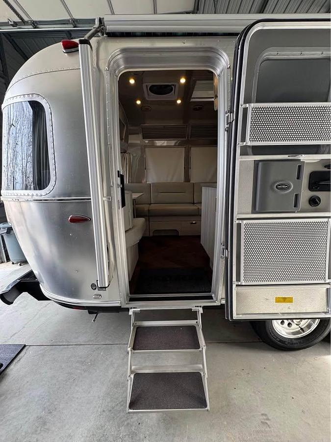 Used 2024 Airstream International 25FB Twin Travel Trailer