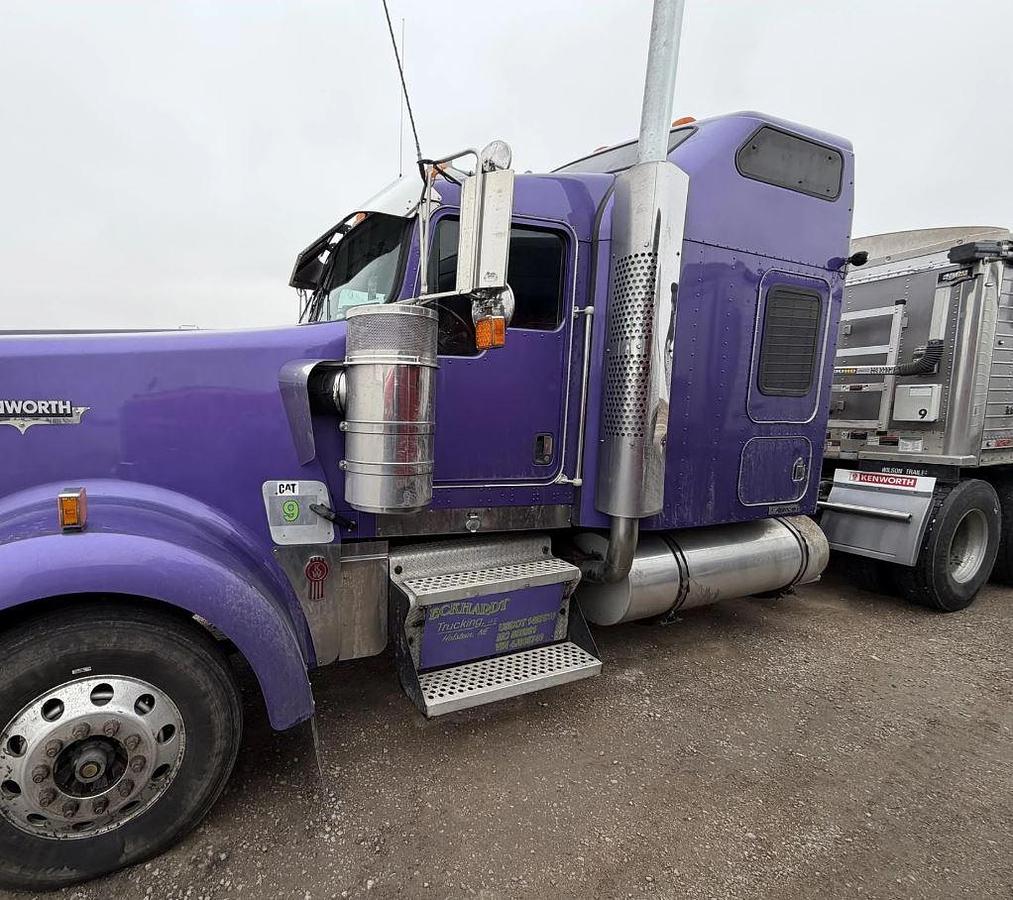 Used 2005 KENWORTH W900L Conventional Sleeper Semi Truck