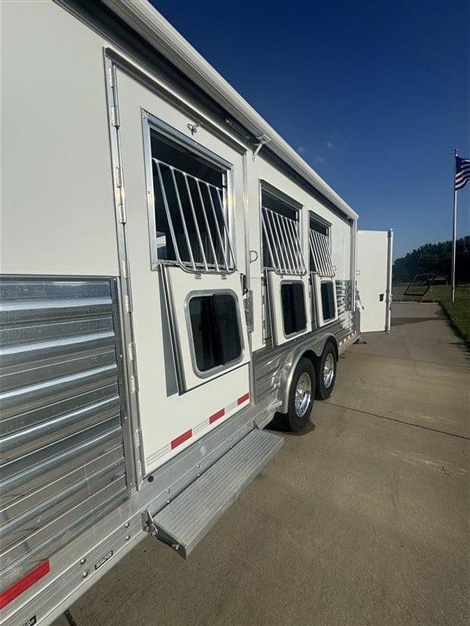 Used 2020 4 Star 3 Horse w/ Living Quarters