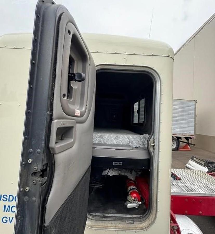 Used 2016 Peterbilt 389 Sleeper