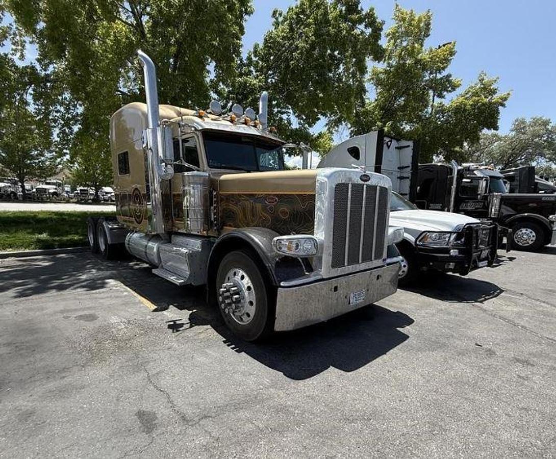 Used 2012 Peterbilt 389 Conventional Sleeper Cab