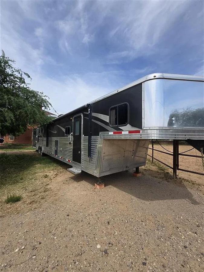Used 2016 Bison Premier Coach 3 Horse