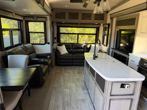 Used 2021 Keystone Montana 3121RL
