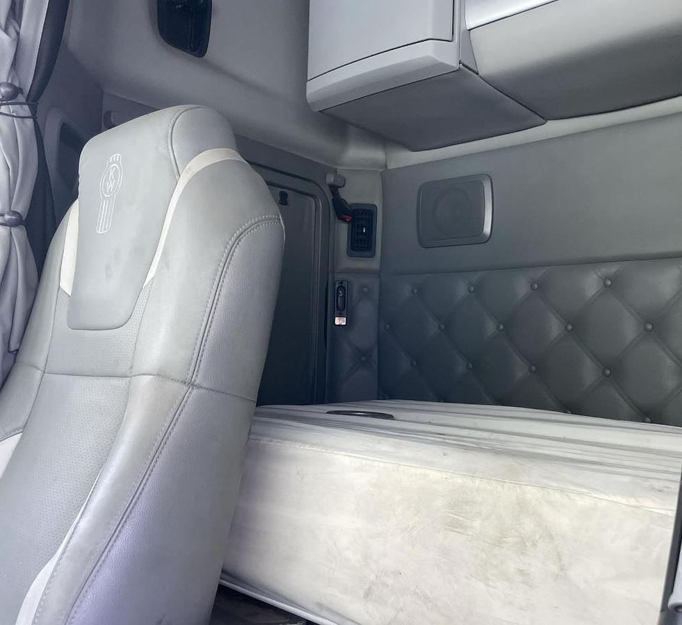 Used 2015 Kenworth T880 Sleeper Semi Truck