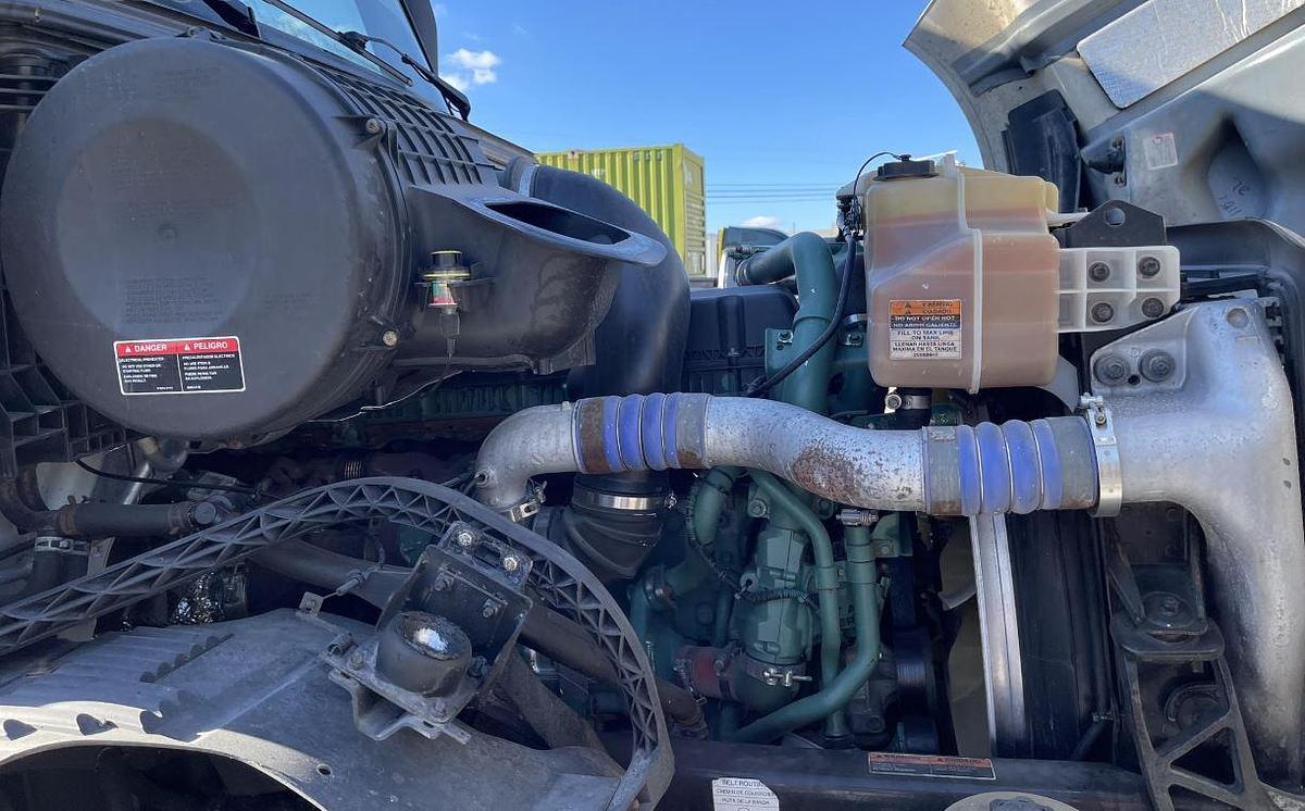 Used 2018 Volvo VNL64T670 Sleeper Semi Truck