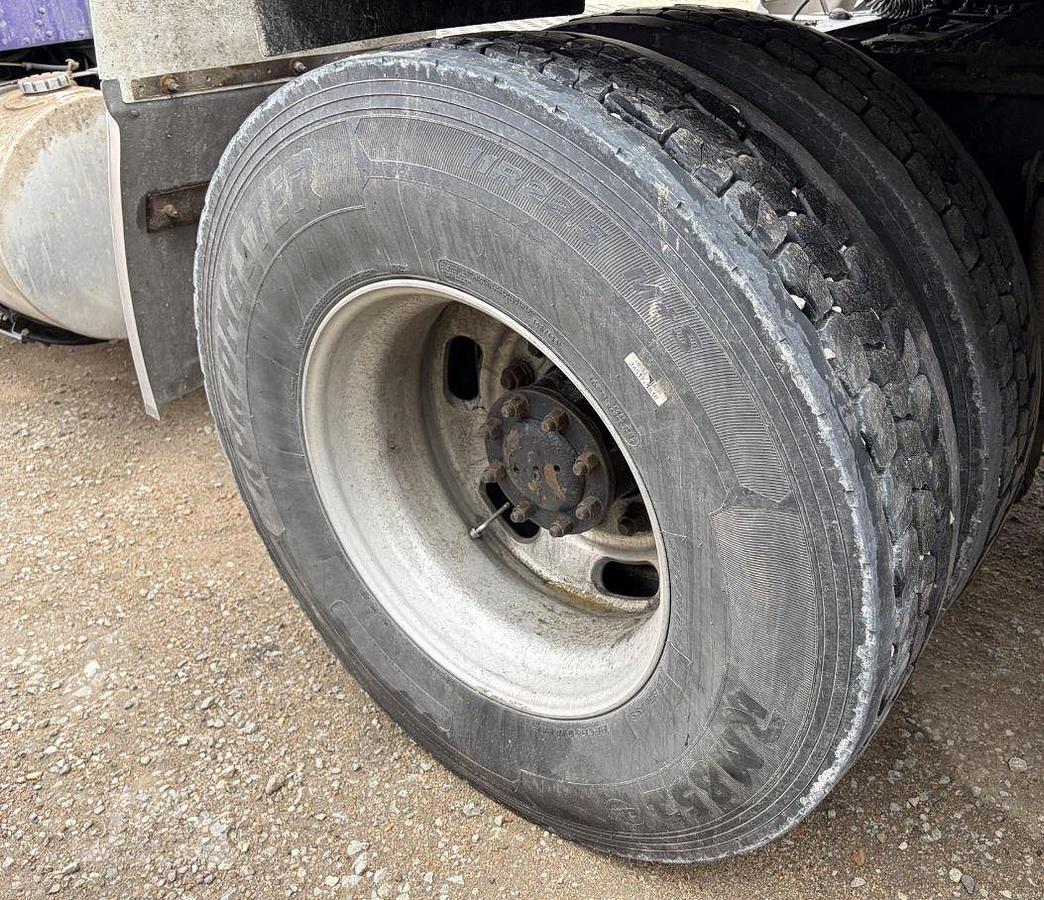 Used 2005 KENWORTH W900L Conventional Sleeper Semi Truck