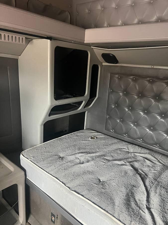 Used 1997 INTERNATIONAL 9400 Sleeper Semi Truck