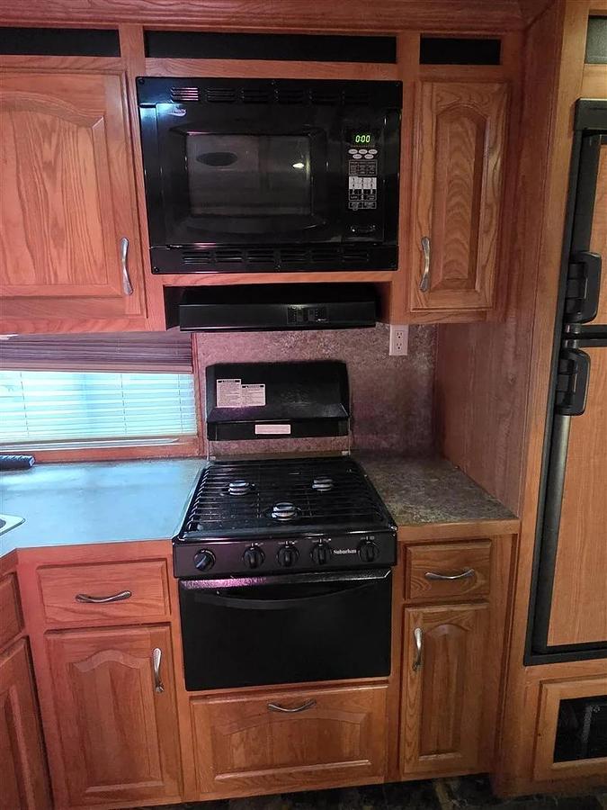 Used 2011 Lakota Bighorn 8416 4 Horse Trailer