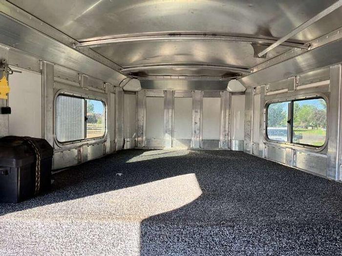Used 2005 4 Star 3 HORSE