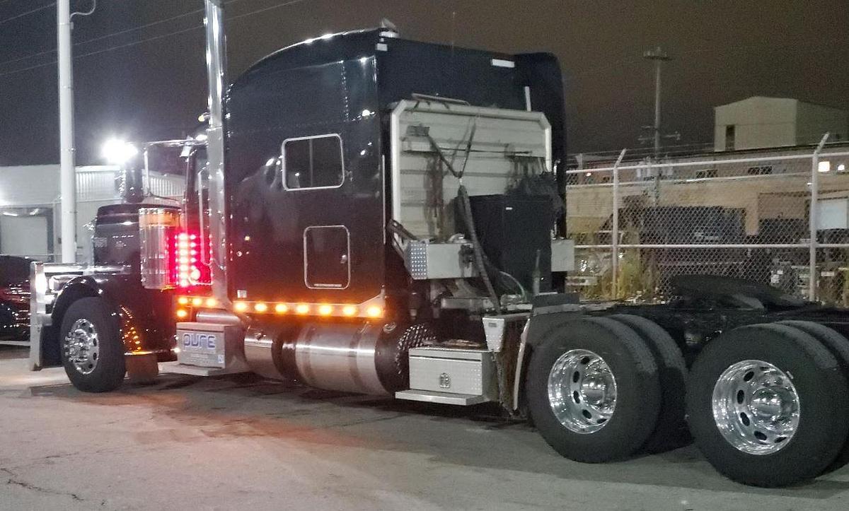 Used 2020 Peterbilt 389 Sleeper Semi Truck