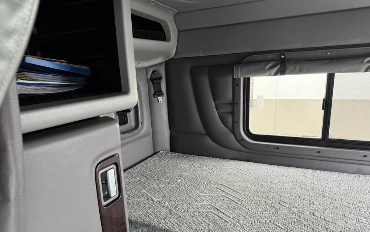 Used 2016 Peterbilt 389 Sleeper