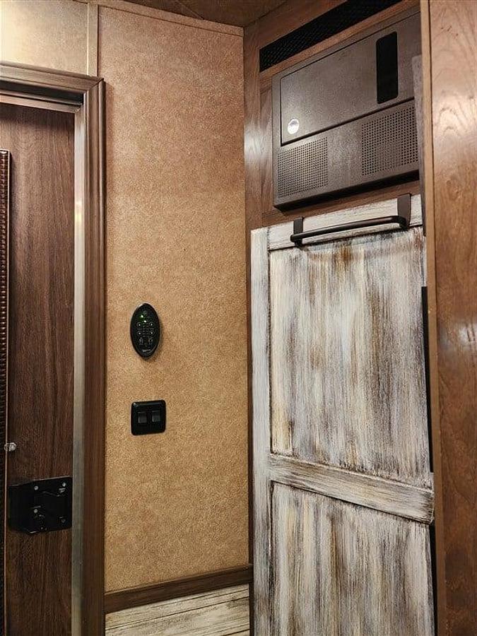 Used 2019 Lakota 7209 2 Horse Trailer with Living Quarters