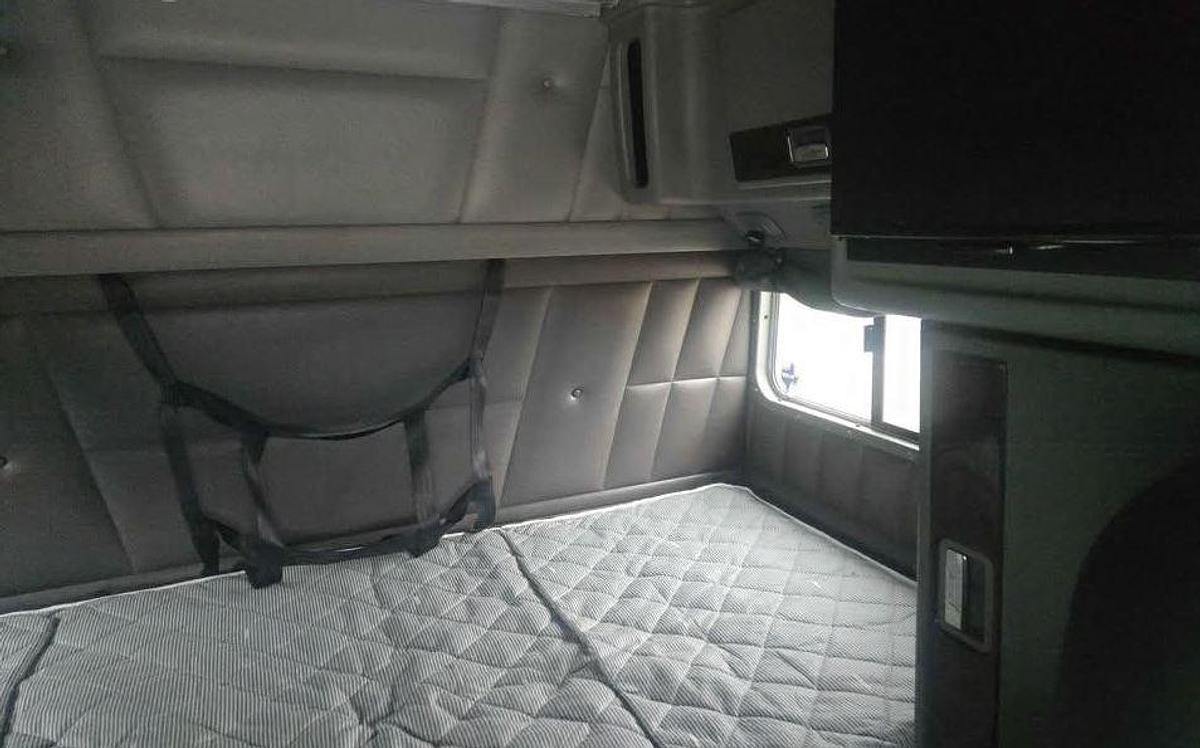 Used 2020 PETERBILT 389 Sleeper Semi Truck