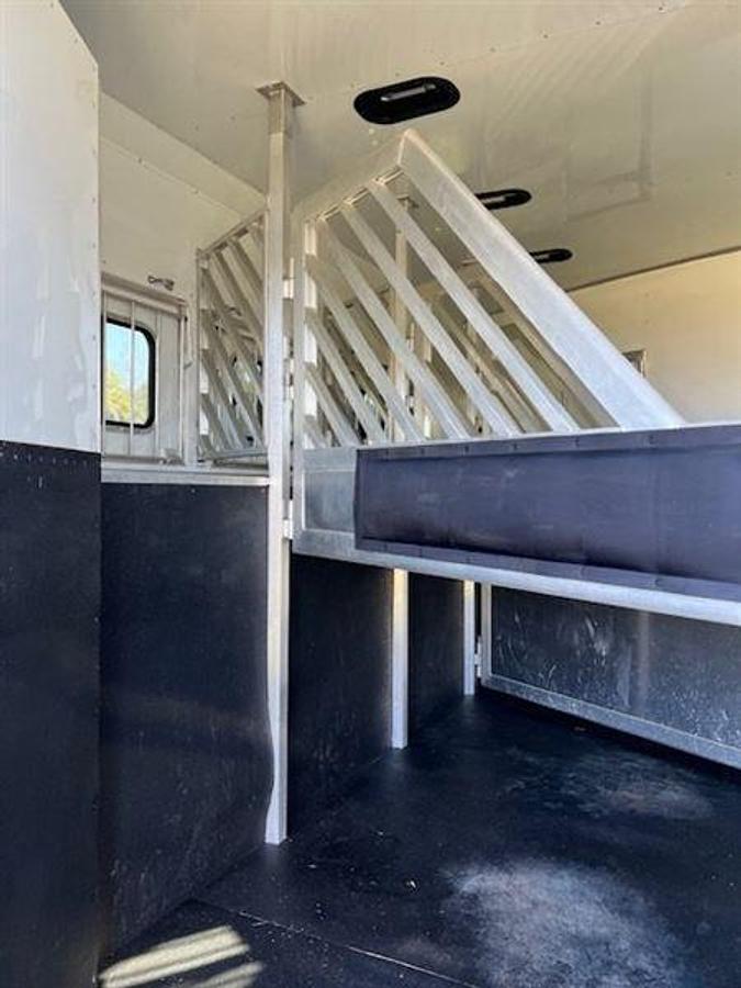 Used 2020 Lakota Bighorn 4 Horse w/ Living Quarters