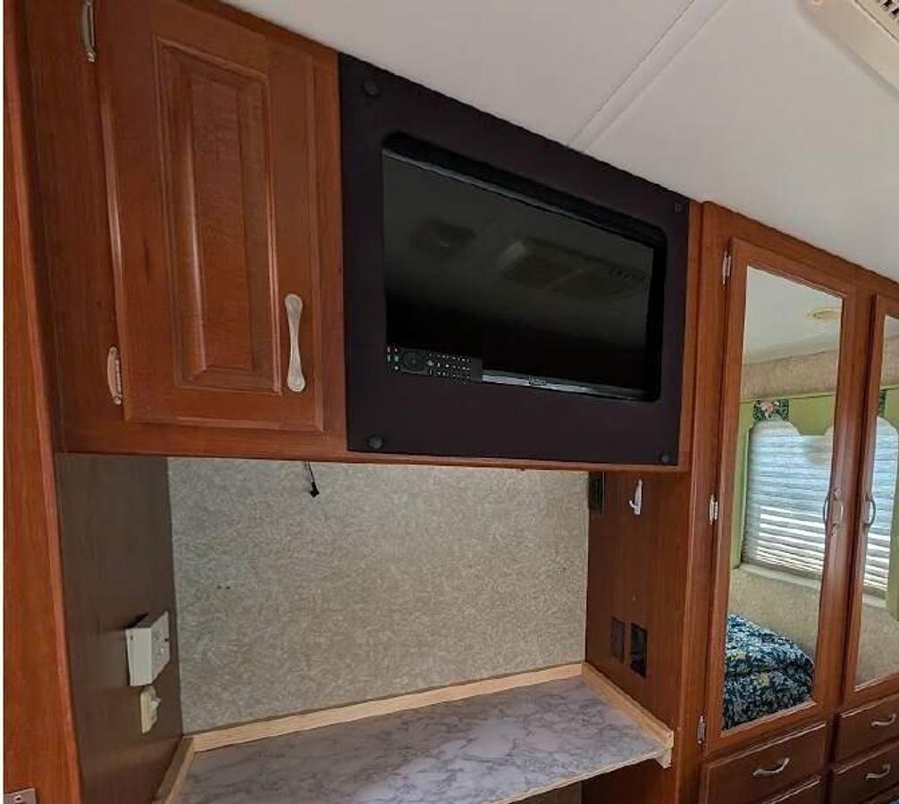 Used 2006 Fourwinds Hurricane 33H