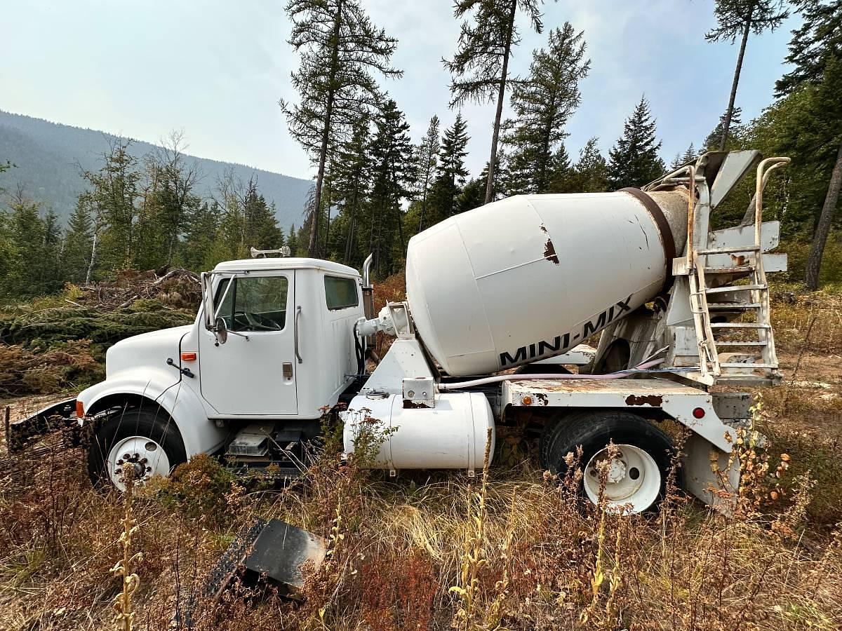 Used 2005 International Single-Axle Concrete Mixer — McNeilus Rear-Discharge