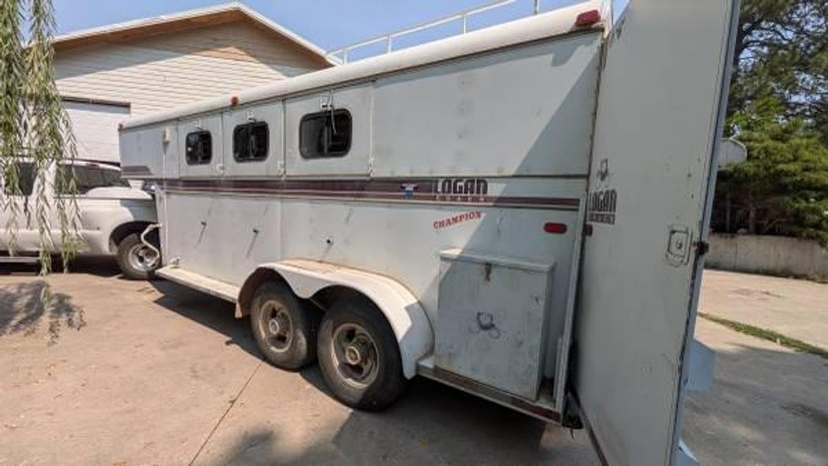 Used 1994 Logan 3 Horse Slant Load Weekender Trailer