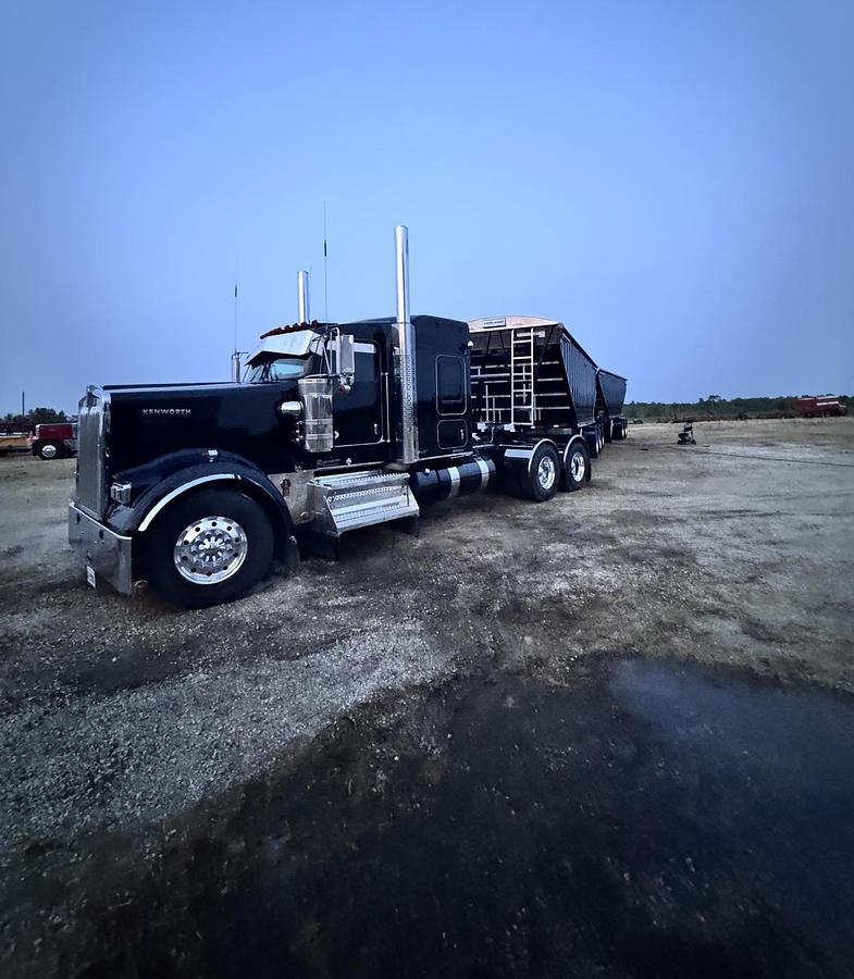 Used 2025 Kenworth W900 Sleeper Semi Truck 565 HP Cummins